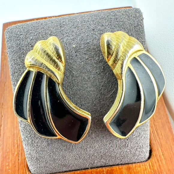 Vintage Trifari Black Enamel Gold Tone Nautical Seashell Wave Necklace Earrings - Picture 3 of 6